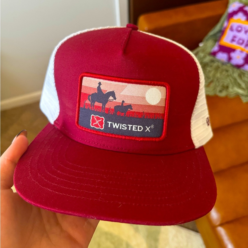 Twisted X hat